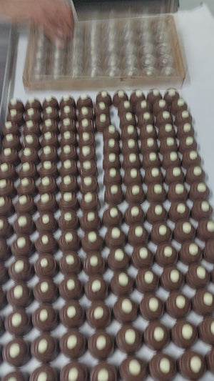 Demoulding Banoffee Pie chocolates out of chocolate mould and all of them come out at once